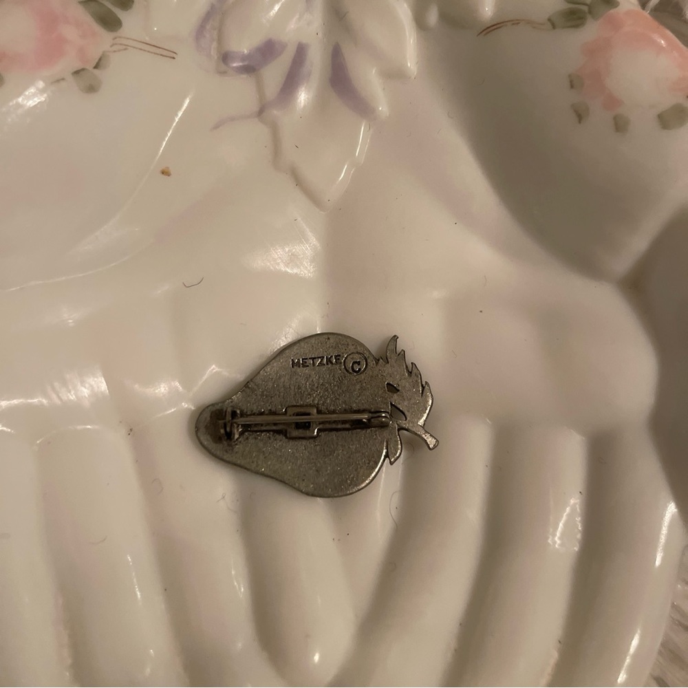 1970s pin Metzke Pewter Strawberry Brooch - Picture 4 of 7